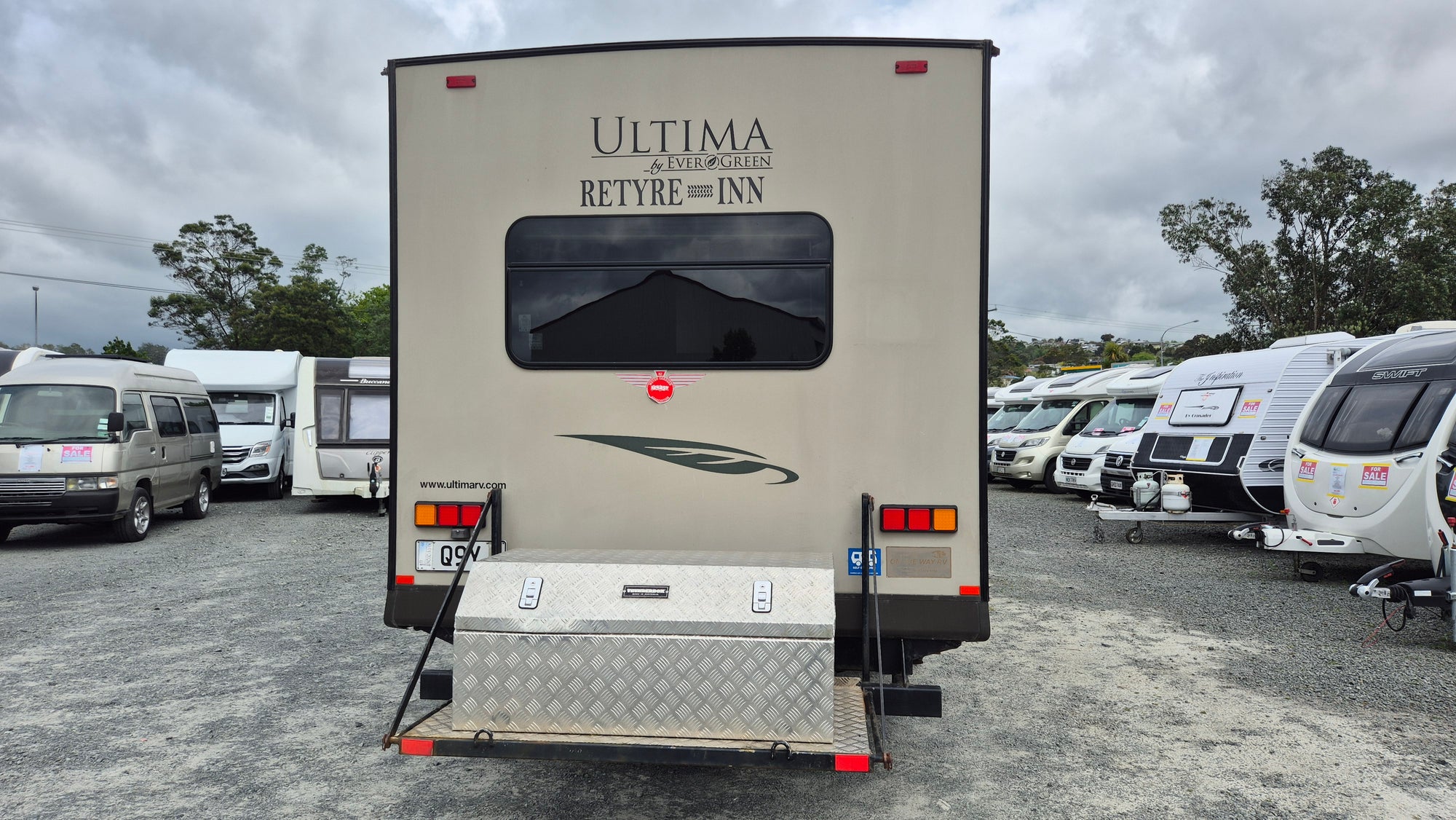 2010 Evergreen Ultima w/ 2015 Holden Colorado Tow Vehicle