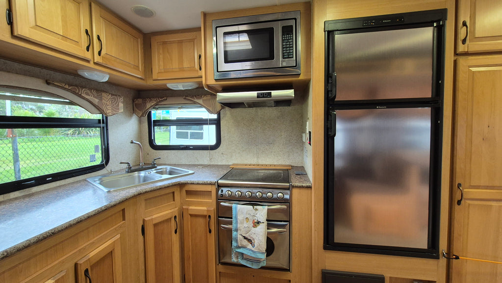 2010 Evergreen Ultima w/ 2015 Holden Colorado Tow Vehicle