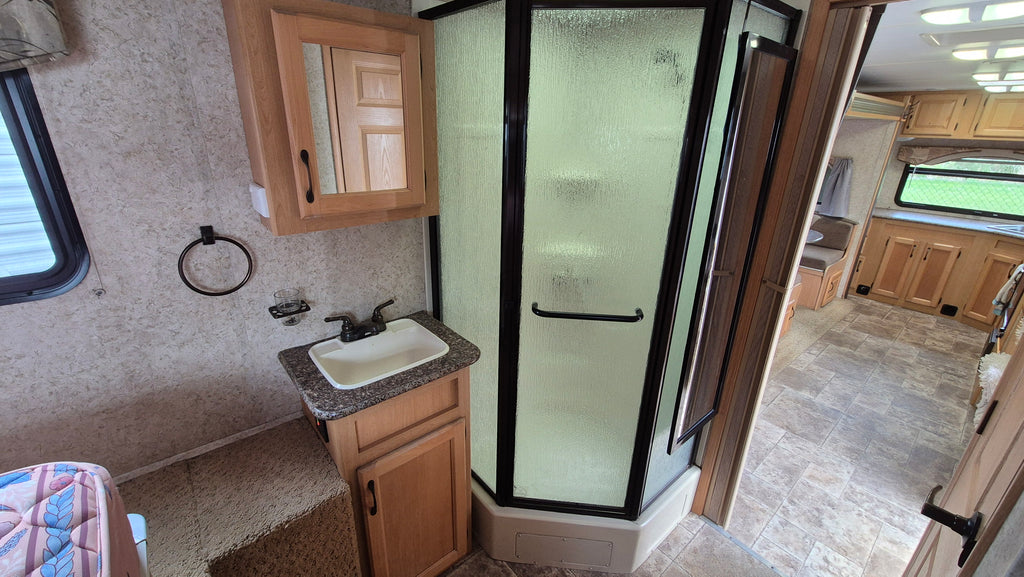 2010 Evergreen Ultima w/ 2015 Holden Colorado Tow Vehicle