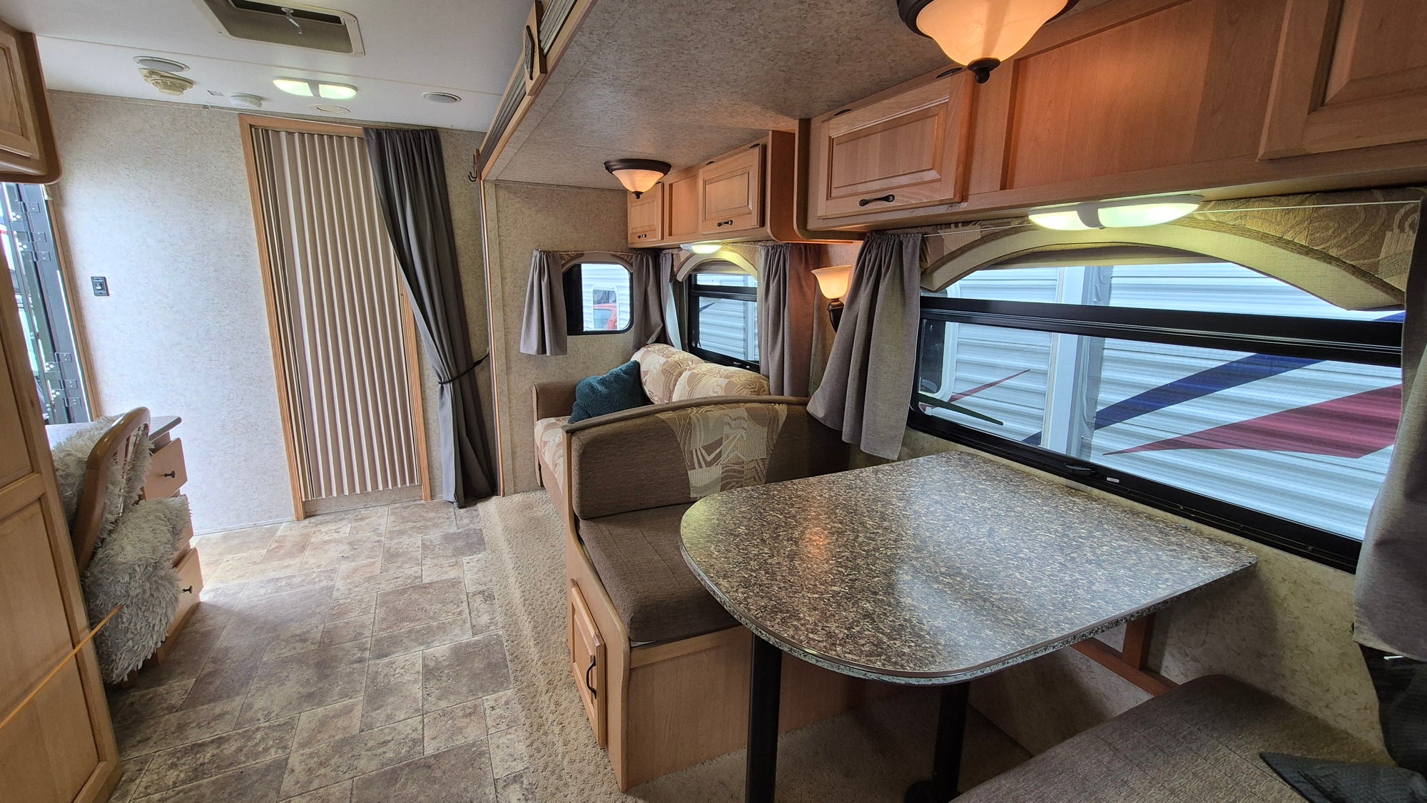 2010 Evergreen Ultima w/ 2015 Holden Colorado Tow Vehicle