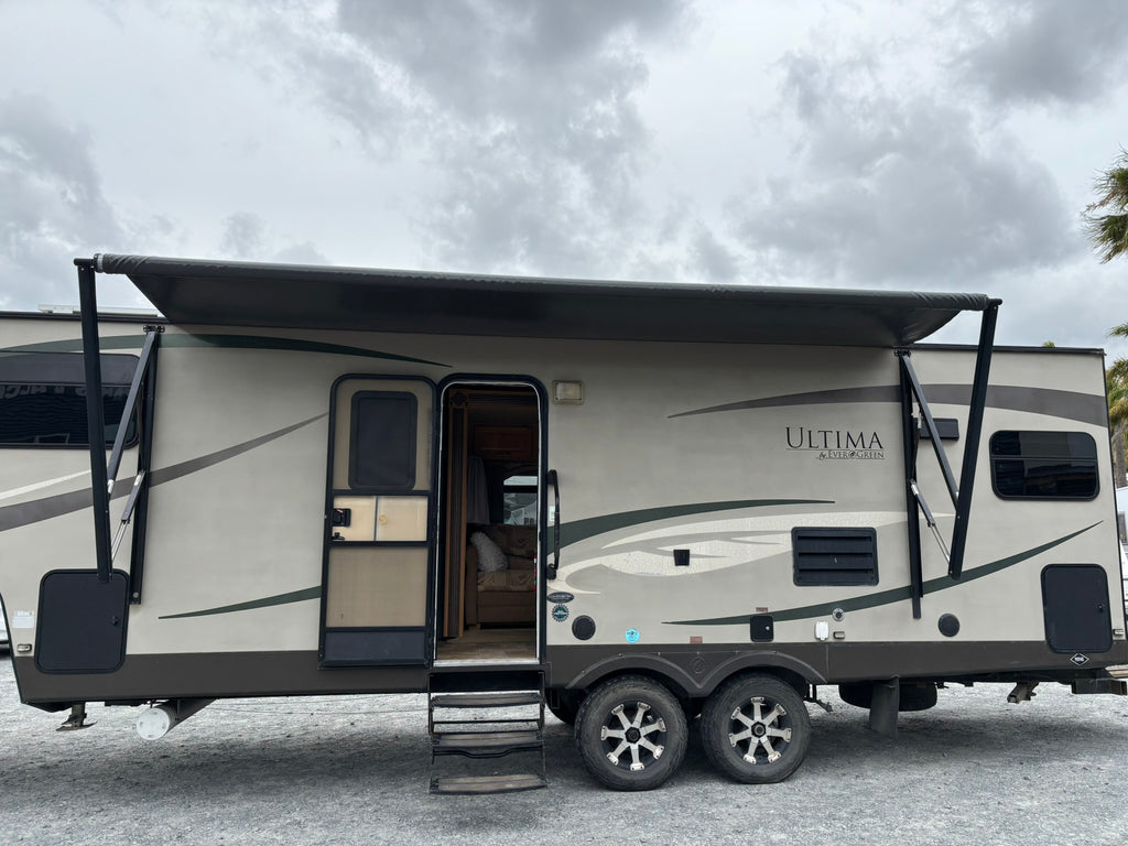 2010 Evergreen Ultima w/ 2015 Holden Colorado Tow Vehicle