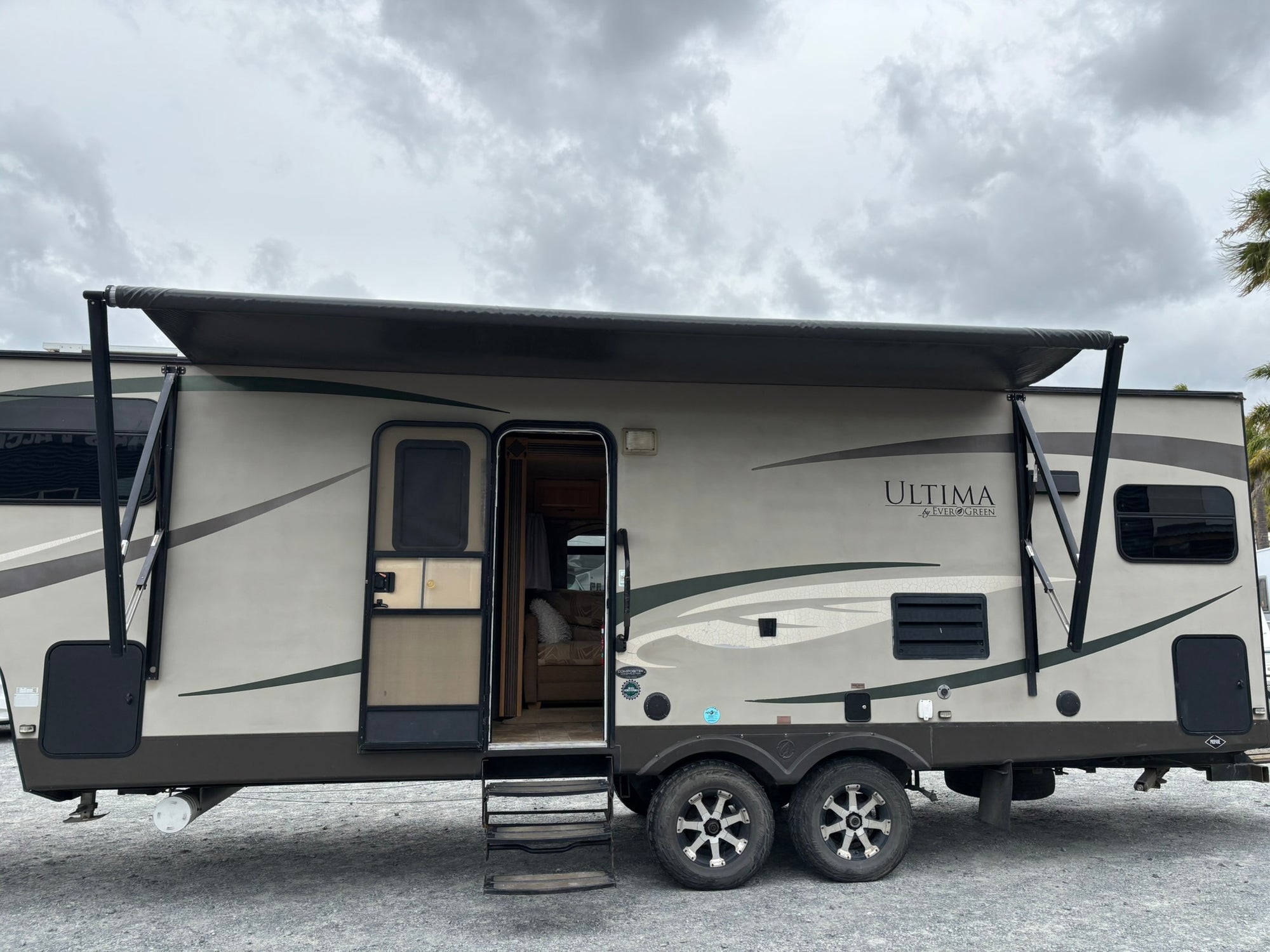 2010 Evergreen Ultima w/ 2015 Holden Colorado Tow Vehicle