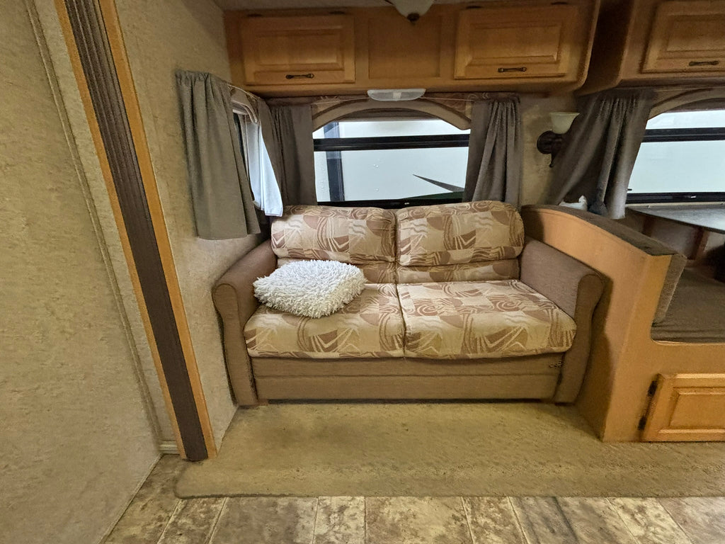 2010 Evergreen Ultima w/ 2015 Holden Colorado Tow Vehicle